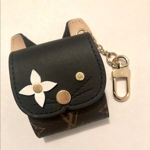 Louis Vuitton Limited Cat AirPods case!🐱